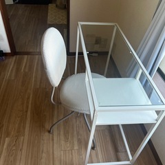 IKEAのテーブルと椅子セットの画像
