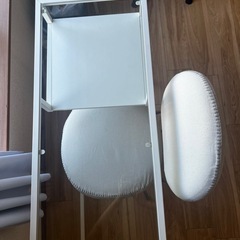 IKEAのテーブルと椅子セットの画像