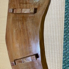１枚板足付き飾り台の画像
