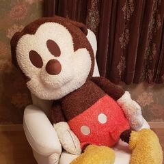 ミッキーマウスの特大ぬいぐるみの画像