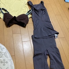 タンクトップなどの画像