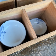 【お皿たくさん】1箱1000円1箱に20〜40枚くらい入っていますの画像