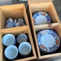 【お皿たくさん】1箱1000円1箱に20〜40枚くらい入っていますの画像