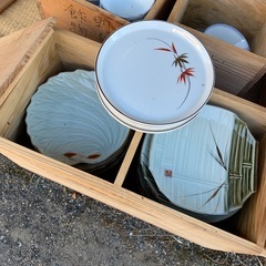 【お皿たくさん】1箱1000円1箱に20〜40枚くらい入っていますの画像