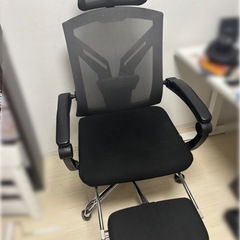 フットレスト付きオフィスチェアの画像