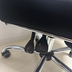 フットレスト付きオフィスチェアの画像