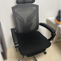 フットレスト付きオフィスチェアの画像