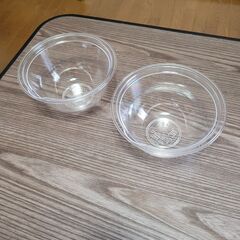ボウルとアルミトレイの画像