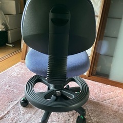 キャスター付き昇降可能な椅子の画像