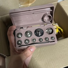 天秤と重りのセットの画像