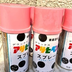 引き取り御礼☆ ほぼ未使用　１０本！　スプレー缶　アサヒペン　ピンク色　ジャンク　アクリルラッカー缶を激しく振るとと中で玉の音がしますが、噴射口からは全くピンク色の塗料が出ません。の画像