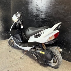 ★支払総額4.0万円★定休日なし！いつでも現車確認可能です！ スズキ ZZ 白 CA1PB 人気のZZ！車格大きい50cc！ 2ストのためオイル注ぎ足すだけ！ フロントディスクブレーキ！　の画像