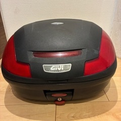 GIVI　モノロック E470N　大容量47L 値下 鍵２本　バックレスト付きの画像