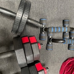 筋トレセットダンベル、腹筋ローラー腕立ての画像