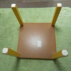 IKEAの綺麗なテーブルの画像