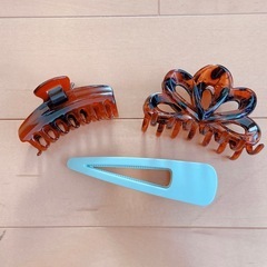 【譲り先確定】ヘア用品まとめ売り クリップ ブラシ 前髪キープブラシの画像