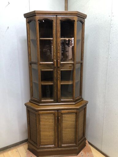 池太木工 シャネル コーナー飾棚 ガラスキャビネット【糸島市内 送料無料】 木製 ビンテージ 木製ガラスキャビネット　リビングや店舗の収納に　池太木工製 シャネル コーナー飾棚 シャネル　池太木工　飾棚　コーナーキャビネット　ガラスケース　アンティーク調　レトロ家具　昭和モダン　木製家具　カントリー家具　ヴィンテージ　収納棚　古家具　食器棚　店舗什器  250720-8