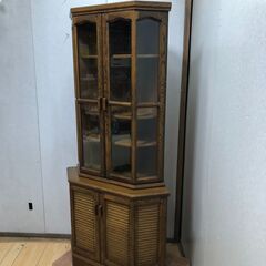 池太木工 シャネル コーナー飾棚 ガラスキャビネット【糸島市内 送料無料】 木製 ビンテージ 木製ガラスキャビネット　リビングや店舗の収納に　池太木工製 シャネル コーナー飾棚 シャネル　池太木工　飾棚　コーナーキャビネット　ガラスケース　アンティーク調　レトロ家具　昭和モダン　木製家具　カントリー家具　ヴィンテージ　収納棚　古家具　食器棚　店舗什器  250720-8の画像