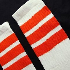 (5306) SkaterSocks ロングソックス 靴下 男女兼用 ソックス スケート スケボー チューブソックス Knee high White tube socks with Orange stripes style 1（22Inch 22インチ）SKATE SK8の画像