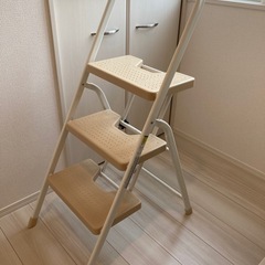 折りたたみ脚立の画像