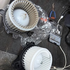 車　エアコン　ガス補充します