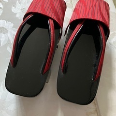 雨のカバー付き下駄と傘のセットの画像