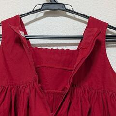 赤いノースリーブワンピース いちご刺繍の画像