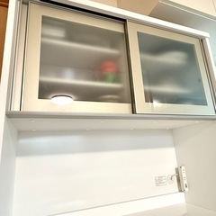 ニトリキッチンボード　レンジボード　ホワイト食器棚 ガラス扉付きの画像