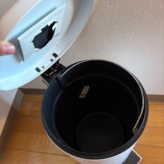 ペダル式ゴミ箱の画像