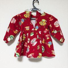 赤いティーカップ柄の七分袖ワンピースの画像