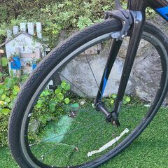 ロードバイク自転車、交換タイヤ、空気入れ付きの画像
