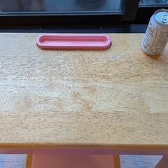 子供用の机と椅子の画像