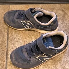 ニューバランス　靴　黒　17.5センチ　男の子の画像