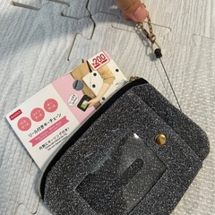 ポーチ、ヘアアクセサリー、ネックレスの画像