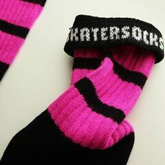 (5480) SkaterSocks ロングソックス 靴下 男女兼用 ソックス スケート スケボー チューブソックス Knee high Black tube socks with Hot Pink stripes style 1 (22インチ) SKATE SK8の画像