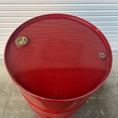 赤い空ドラム缶の画像