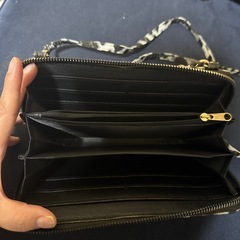 白黒のヒョウ柄長財布の画像