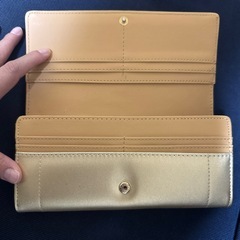 金色の長財布の画像
