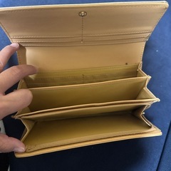金色の長財布の画像