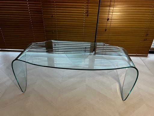 イタリア製曲げガラステーブル　マンタ型