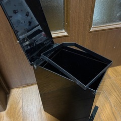 足踏みゴミ箱の画像