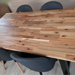 IKEAのダイニングテーブルの画像