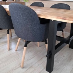 IKEAのダイニングテーブルの画像