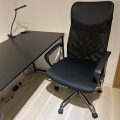 受け渡し決定デスク、ライト、椅子3点セット売りの画像