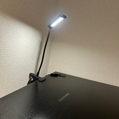 受け渡し決定デスク、ライト、椅子3点セット売りの画像