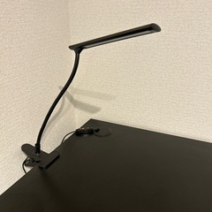 受け渡し決定デスク、ライト、椅子3点セット売りの画像