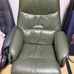 オトマン2つ足置き1つの画像