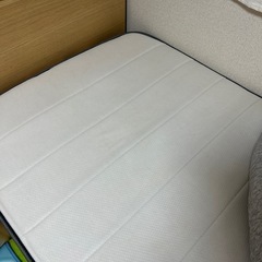 ベッドフレームとマットレスの画像