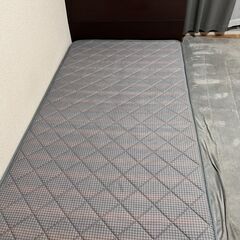 シングルベッドとマットレスの販売（状態良好）の画像