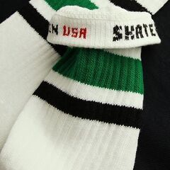 (5483) SkaterSocks (スケーターソックス) ロングソックス 靴下 男女兼用 ソックス チューブソックス Knee high White tube socks with Black-Green stripes style 3 (22インチ) スケボー SK8の画像